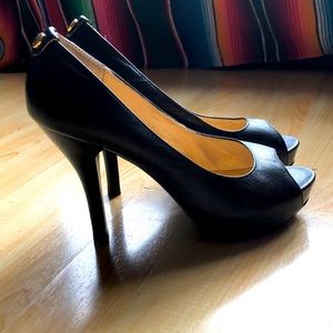 Black pumps